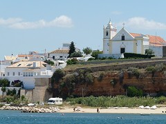 Het bekoorlijke vissersdorp Ferragudo aan de overzijde van het fort