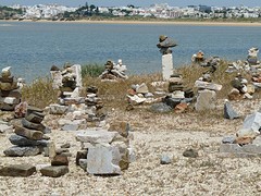 Kleine monumentjes aan zee