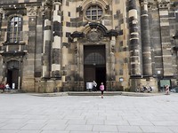 De kerk in Dresden met een aangrijpende fototentoonstelling over de jaren 1939 - 1949