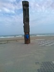 De kleine man bij de totempaal in Barcarès