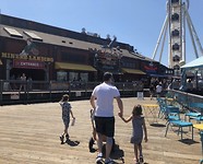 Wandelen over de pier van Seattle