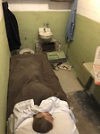 Escape from Alcatraz (met masker in bed en verdwenen door gat in de muur)