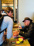 Signeermoment met oud gevangene William Baker #1259