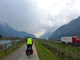 Vlak voor Rivalta tussen de Adige en de snelweg