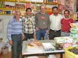 In de supermarkt van Akbar (rechts)