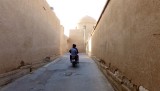 Steeg met lemen muren in Kashan