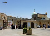 Aramgahe Shah-e Cheragh mausoleum, achter een grote muur waarbinnen niet gefotografeerd mag worden