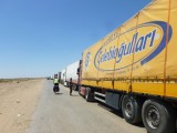 5 km file aan vrachtwagens voor de grens met Uzbekistan