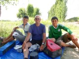 Jongens die tijdens onze lunchstop Engels komen oefenen