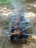 Oezbeekse BBQ met hout en pinnen ipv kolen en roosters