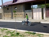 Fietsvriendje, met 1 teen op de trapper