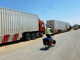 Chinese trucks voor de grenspost
