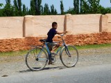Fietsvriendje, die het onder de stang doorfietsend heel lang volhield