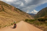 Op het rode gravel van de Suusamyrvallei