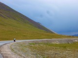 Downhill vanaf de Ala-Bel Pass
