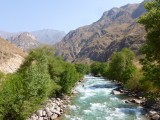 Rivier naast de Ala-Bel Pass