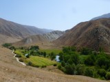 Groene valei langs de rivier