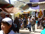 Markt in Osh (met nieuwe hoofddeksels)