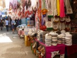 Bazaar in Osh, met Kirgizische hoedjes