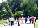 Trouwerij op weg naar de Russisch orthodoxe kerk