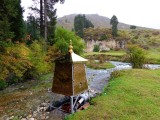 Gebedsmolen aangedreven door bergriviertje - Kerti Gompa klooster, Langmusi