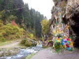 Gebedsvlaggen bij bergriviertje - Kerti Gompa klooster Langmusi