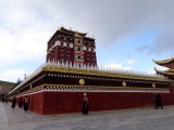 Milarepa Paleis (en Tibetanen die er biddend rondjes omheen lopen), Hezuo