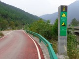 Een fietspad (met 'let op' paaltjes)!