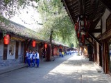 Schoolreisje (in trainingspak) in 'Ancient city' Langzhong