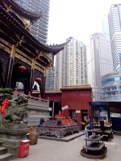Arhat tempel, ingepakt door wolkenkrabbers