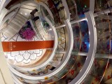 Atrium aan boord, met onder de trap een prima plek voor onze fietsen