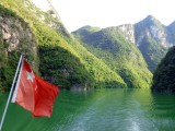 Met een kleinere boot in de Shennong Kloof (1 van de vele zijtakken van de Yangtze)
