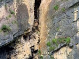 Begraafplaats hoog in de rotsen (stenen kist in de kloof)