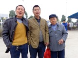 Drie toeschouwers op het busstation van Huaihua