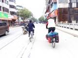 Achter de diender aan richting busstation