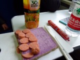 Uh, zag dit paarse brood er gisteren bij aankoop niet gewoon tarwekleurig uit?
