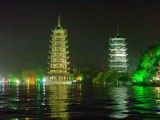 Eerste beeld van Guilin's Zon (links, van koper) en Maan Pagodes