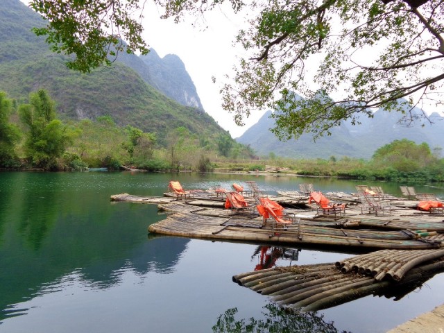 Bamboe (dit keer van ècht bamboe) rafts op de Yuchong Rivier