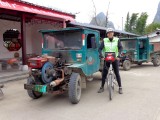 Hèt vervoermiddel op het platteland van China (links)