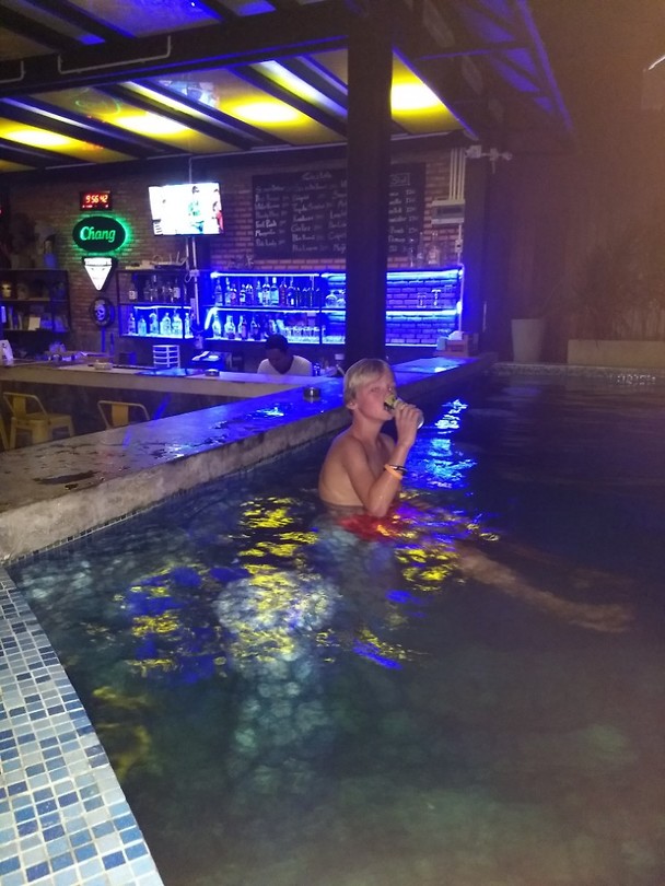 Wind Beach  Arik in de poolbar