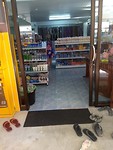 Schoenen uit, ook in de supermarkt!