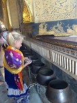 Mooi ritueel, dichtbij de gouden Boeddha