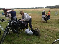 Alle bloemetjes die de dames hadden gekocht moesten wel mee op de fiets.