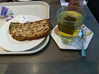 Thee met krentenwegge
