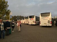 Een van de 47 bussen die hier vertrokken was voor ons