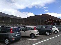 De berg op de achtergrond is de Etna.