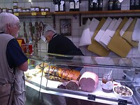 Een heerlijk broodje beenham bij een echte slager in Pienza