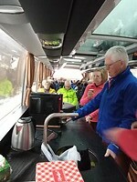 We hebben een heus keukentje in de bus. Heerlijk voor onderweg.