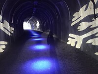 Een fiets en voetgangerstunnel met mooie laser verlichting was ook op het plateau
