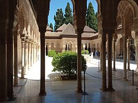 Een binnen pleintje in het Alhambra